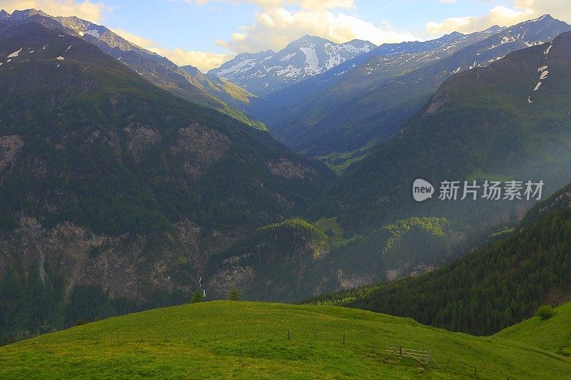 Hohe Tauern雪顶奥地利山脉-泰洛阿尔卑斯戏剧性的云景天空和景观和大格洛克纳山脉